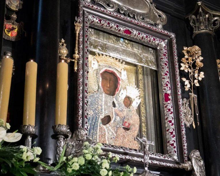 המדונה השחורה מצ'נסטוחובה (Black Madonna of Częstochowa) credit to getyourguide.com