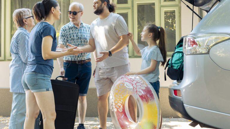 רכב נוסע ברחוב עירוני עמוס בתנועה - נהיגה בעיר קרקוב